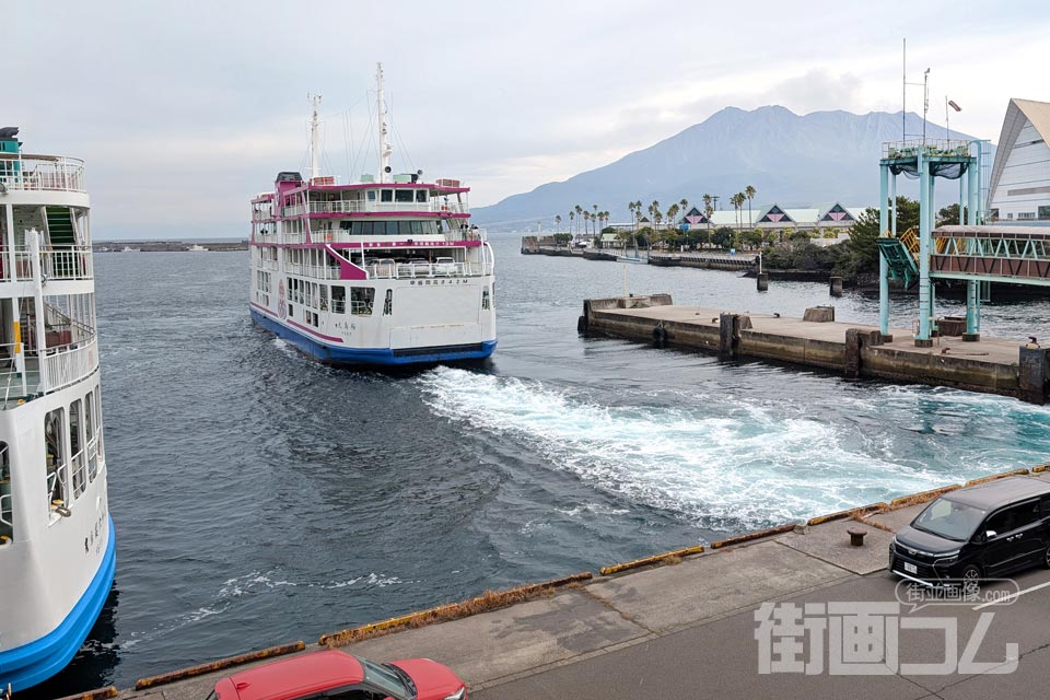 桜島フェリーが桜島へ向けて出航