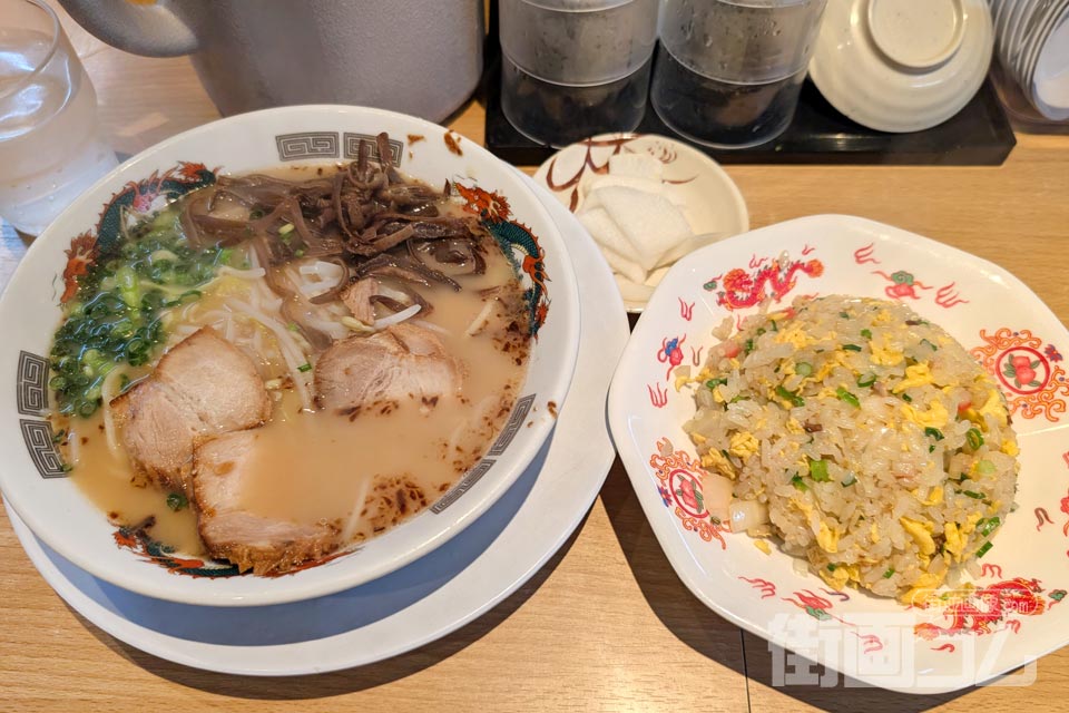 ラーメン・半チャーハン・大根の漬物(上から)