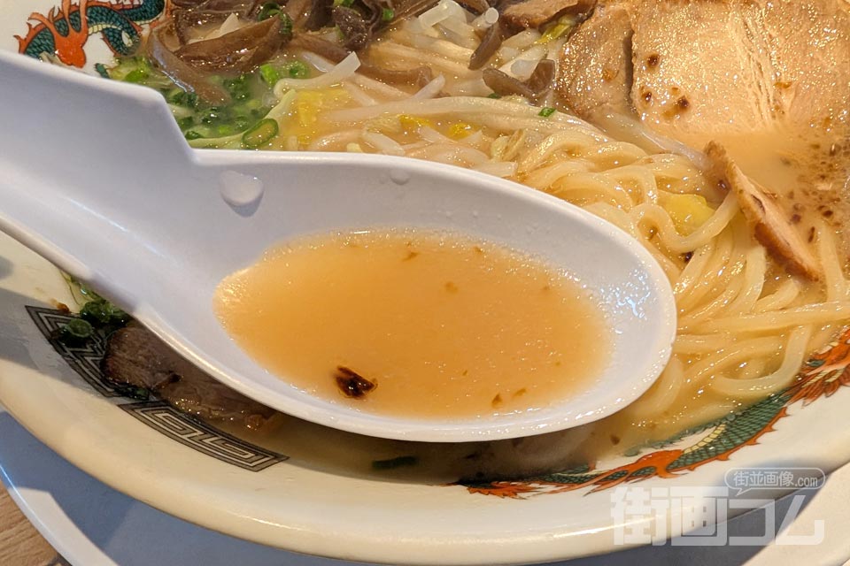 ラーメン(れんげでスープリフト)