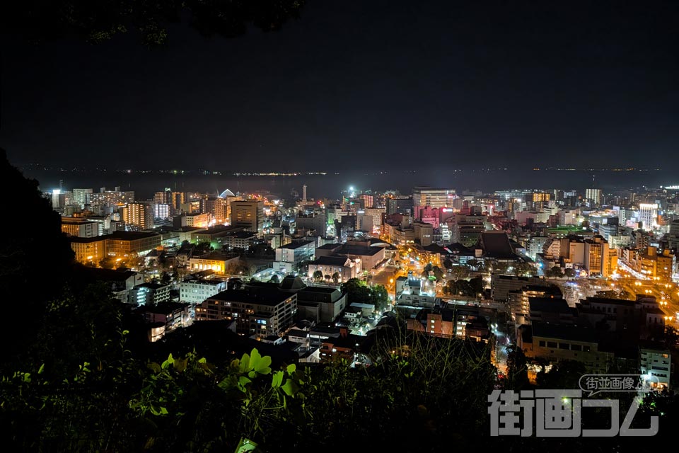 城山公園展望台から鹿児島市街（桜島方面）（夜）