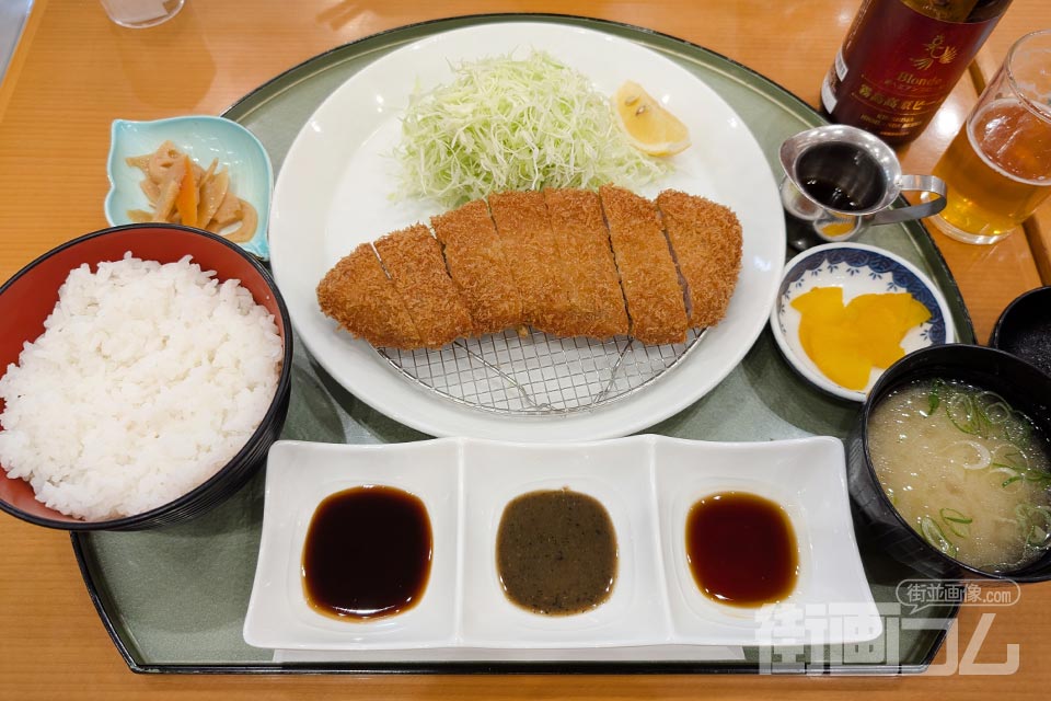 運ばれてきた「黒豚ロースカツ」の定食