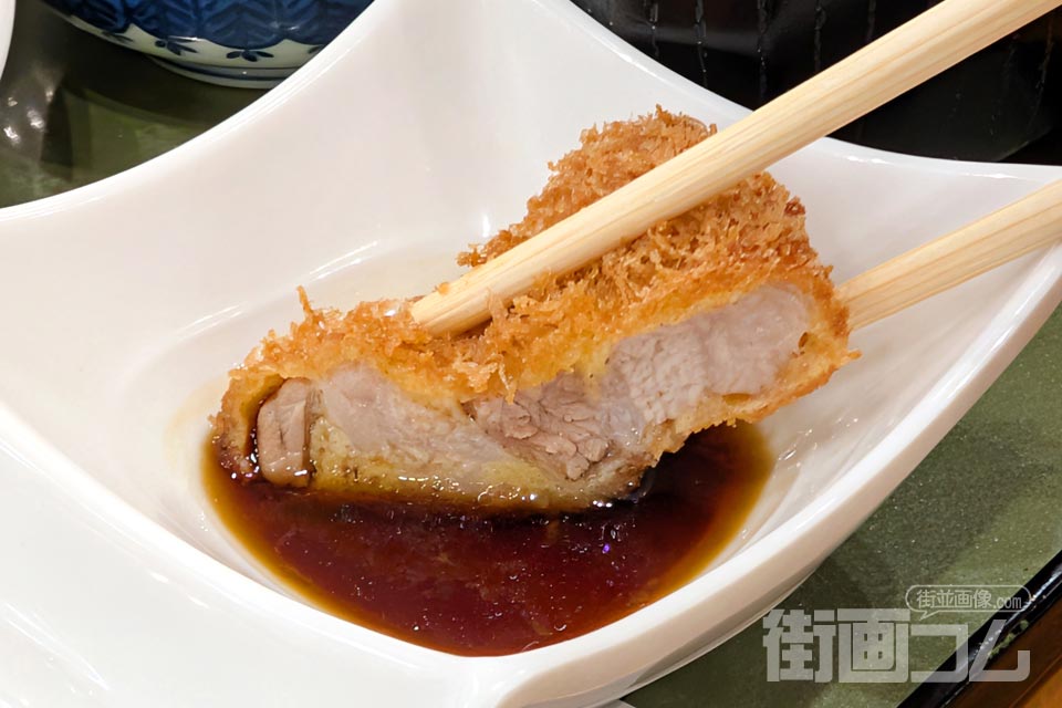 3種類のタレから一番右の「しょうゆタレ」を黒豚ロースカツにつけた写真