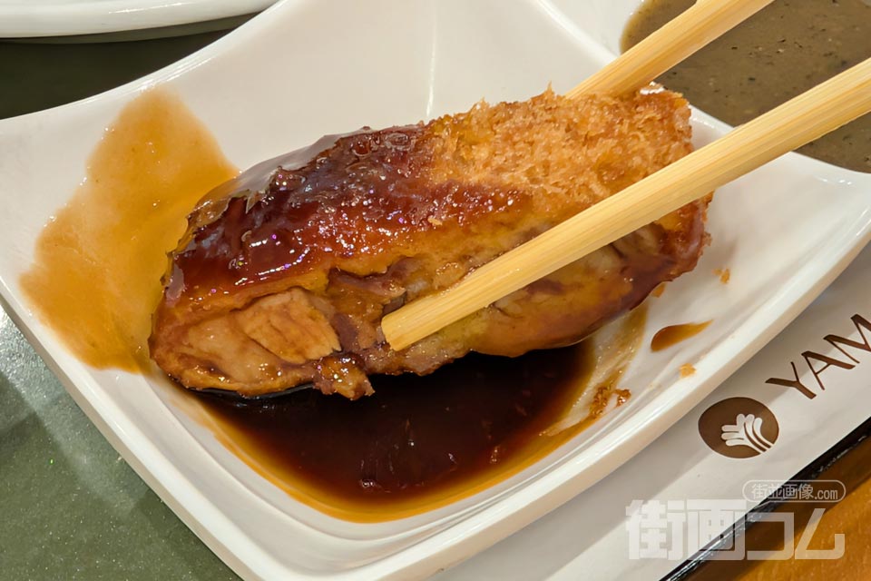 3種類のタレから一番左の「とんかつソース」を黒豚ロースカツにつけた写真