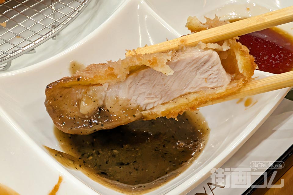 3種類のタレから真ん中の「ゆずみそ」を黒豚ロースカツにつけた写真