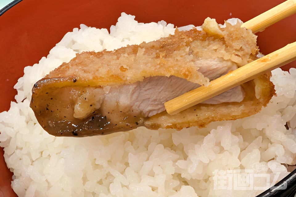 「ゆずみそ」をつけた黒豚ロースカツをごはんにのせた写真