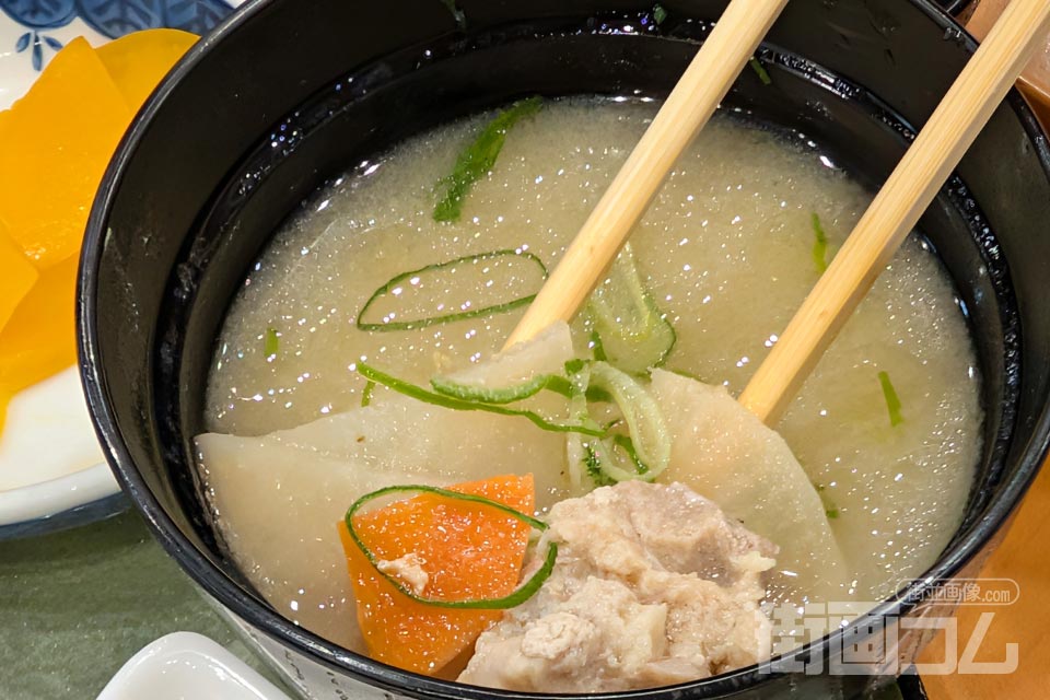 定食の豚汁、箸で具材をすくいあげた写真