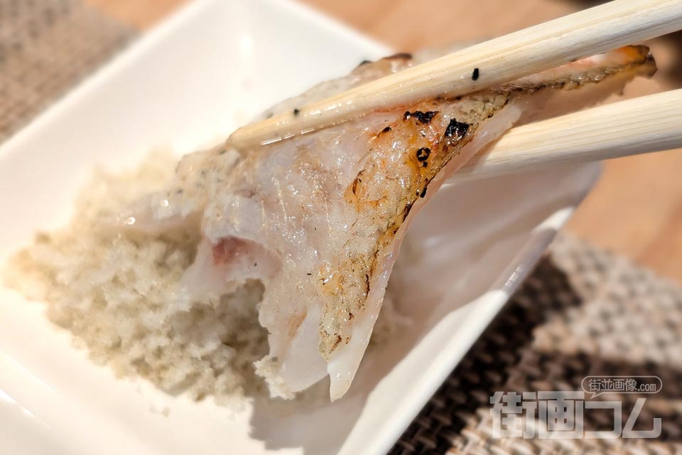 のどぐろ炙り丼：笹川流れの天然塩につける