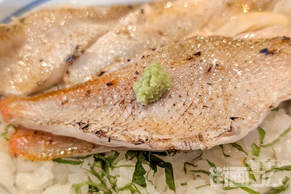 のどぐろ炙り丼：わさびをのせたのどぐろアップ