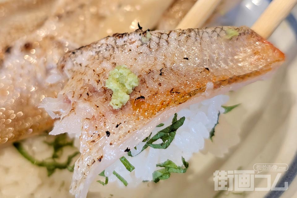 のどぐろ炙り丼：ご飯と一緒にわさびをのせたのどぐろ箸リフト