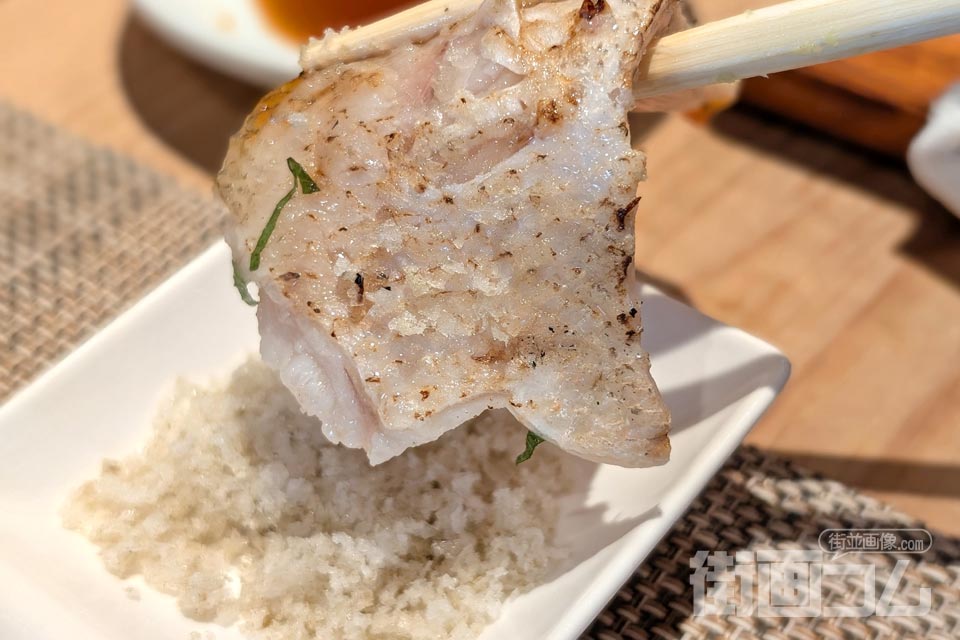 のどぐろ炙り丼：再び天然塩につけるのどぐろ