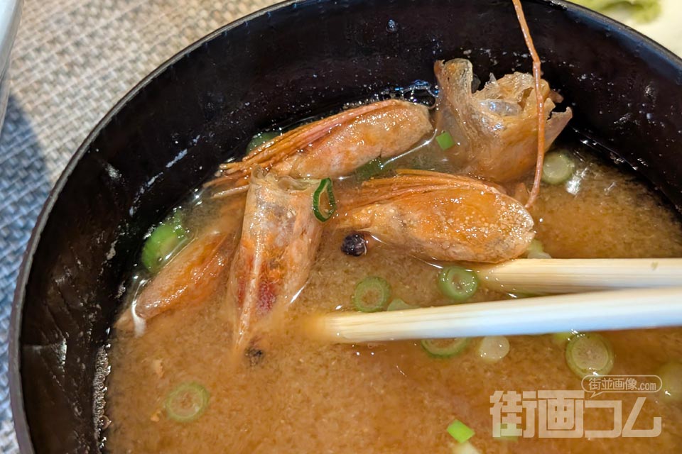 南蛮えび味噌汁：箸で具をすくう（南蛮えびの頭がたくさん）