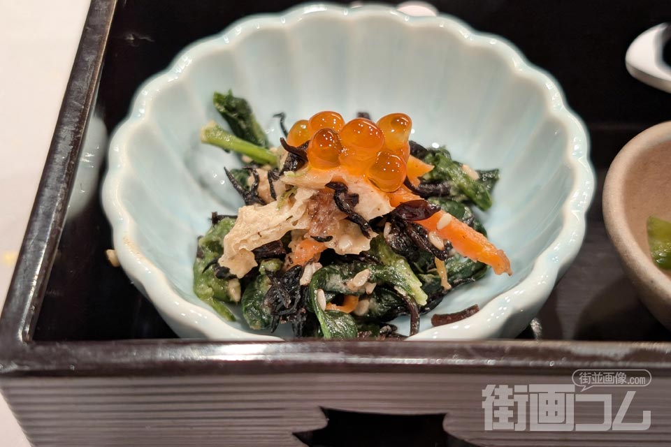 突き出し：ほうれん草の胡麻和え（イクラのせ）