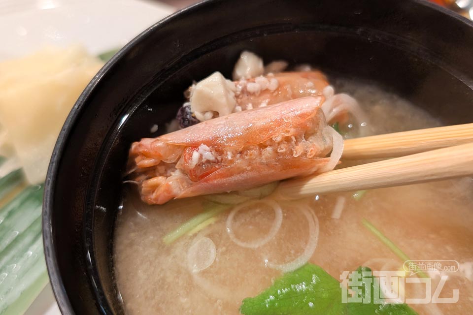 極み：味噌汁（箸ですくった南蛮えびの頭）