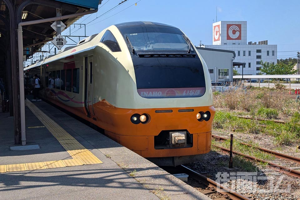 鶴岡駅に停車する基本編成の特急いなほ