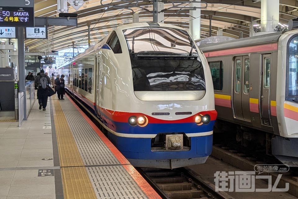 新潟駅に停車する別カラーの特急いなほ