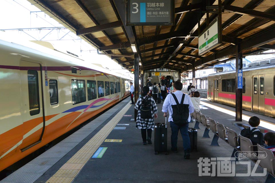 鶴岡駅に停車中の特急いなほ3号（7両編成）