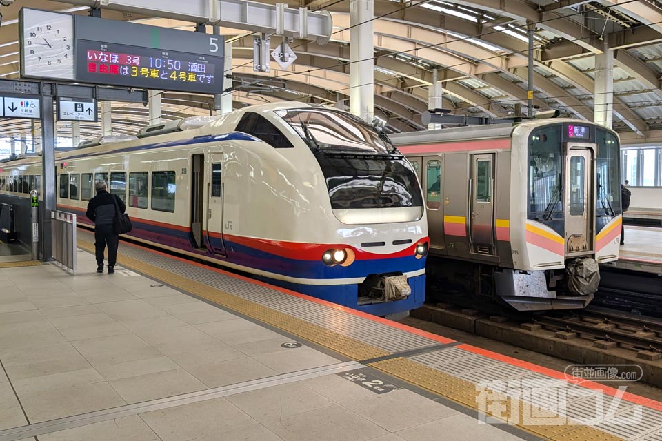 新潟駅に停車中の特急いなほ3号（4両編成）