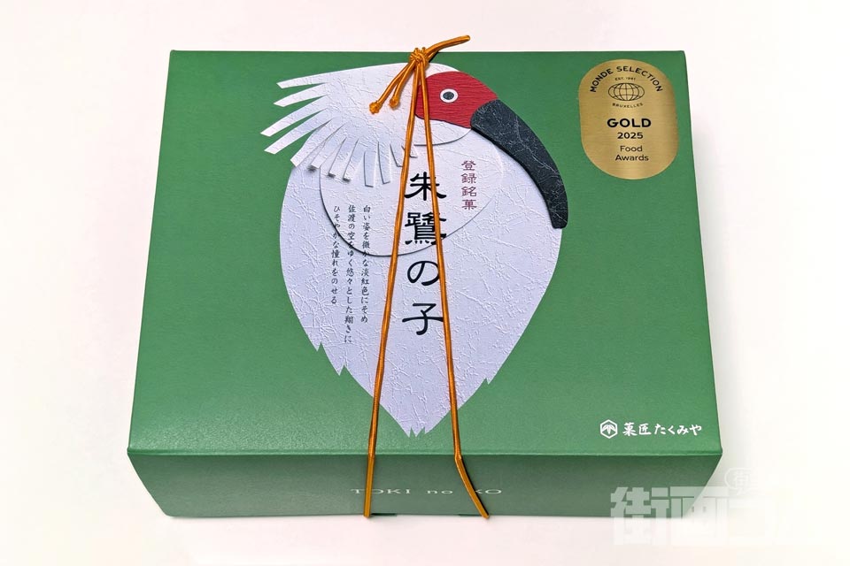 緑の外箱にトキのイラストが描かれた印象的なパッケージ