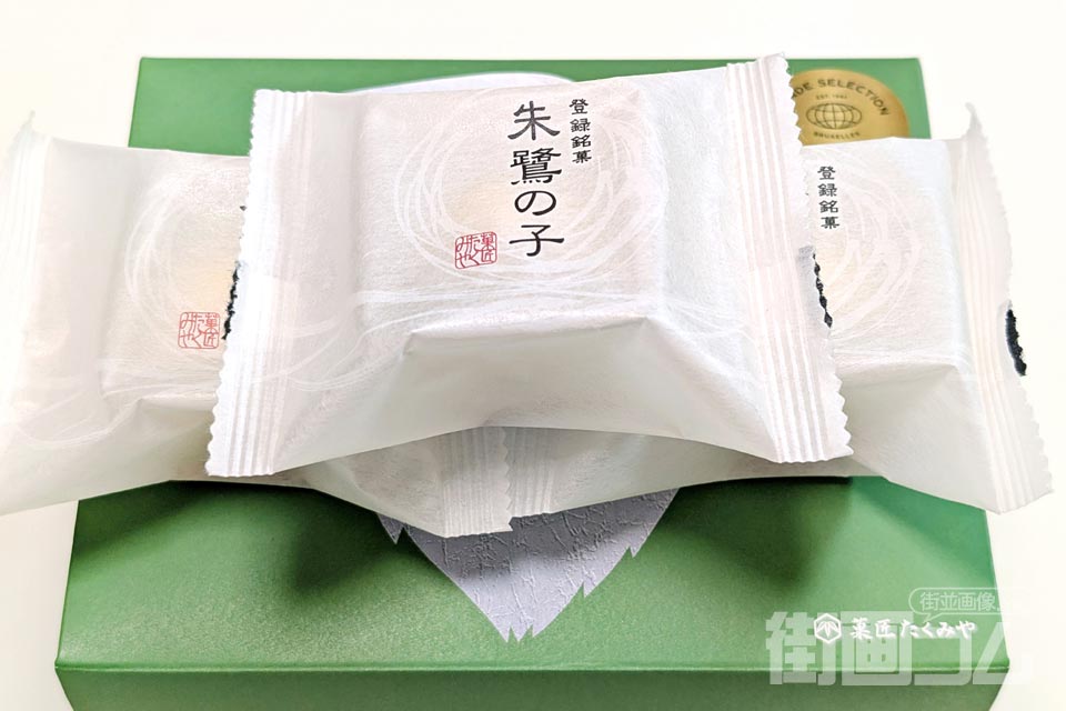 パッケージの上に個包装を置いたカット
