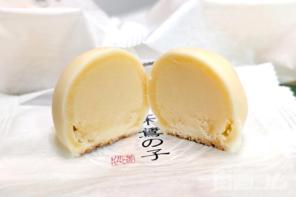 カットした断面（正面）。黄身あんがぎっしり詰まっている