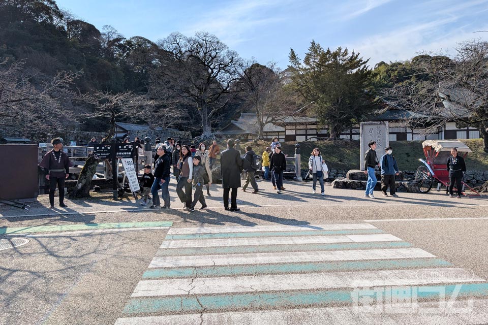 表門橋の前