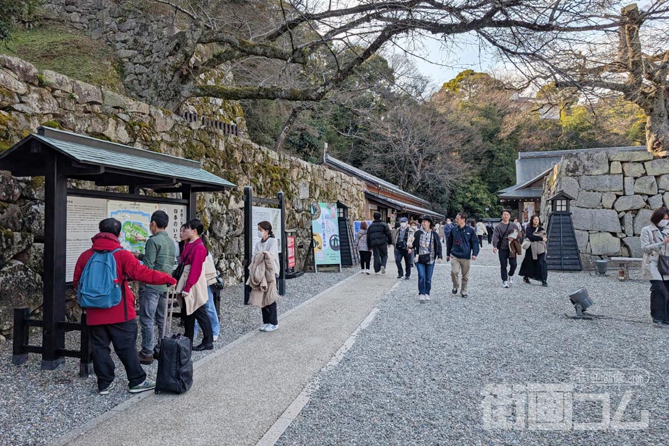 表門橋をわたったところ、奥に表門券売所が見える