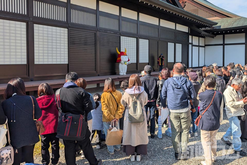 表御殿と彦根市のキャラクター「ひこにゃん」