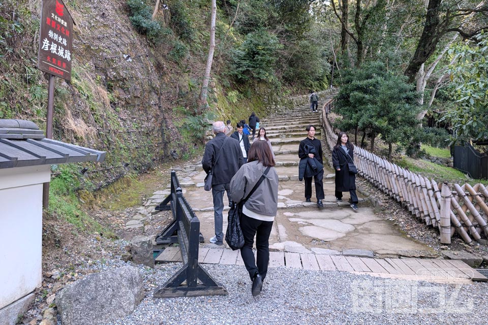 彦根城入口を入ったところ、天守閣へ向けてスタート