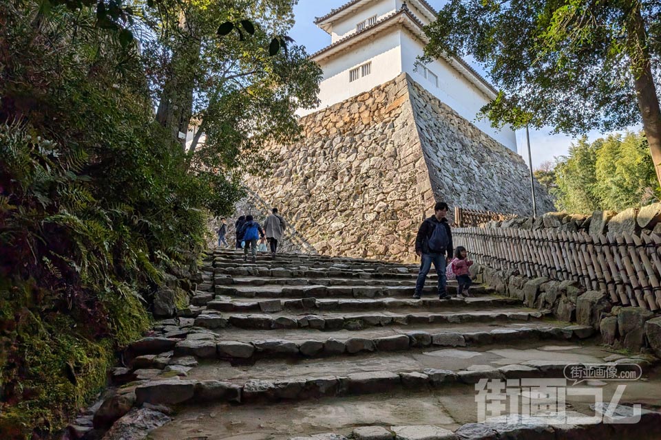 坂道を登っていくと天秤櫓が見えてくる