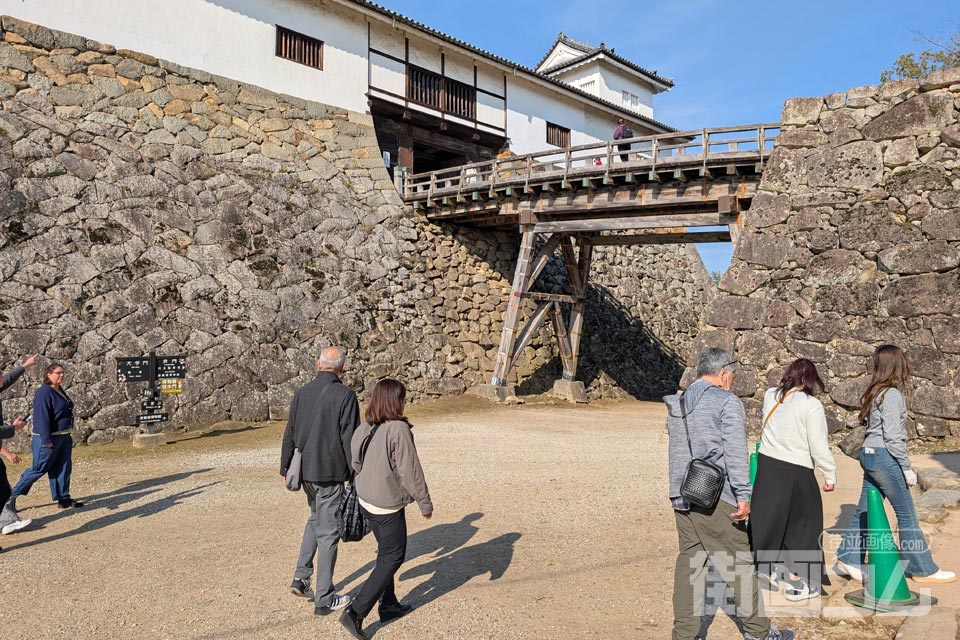 天秤櫓と廊下橋（廊下橋をくぐって振り返ったところ）