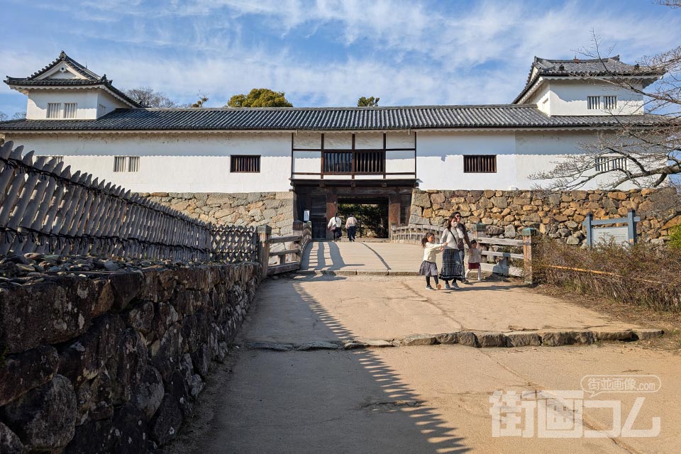 廊下橋と奥に天秤櫓（廊下橋を渡る手前）