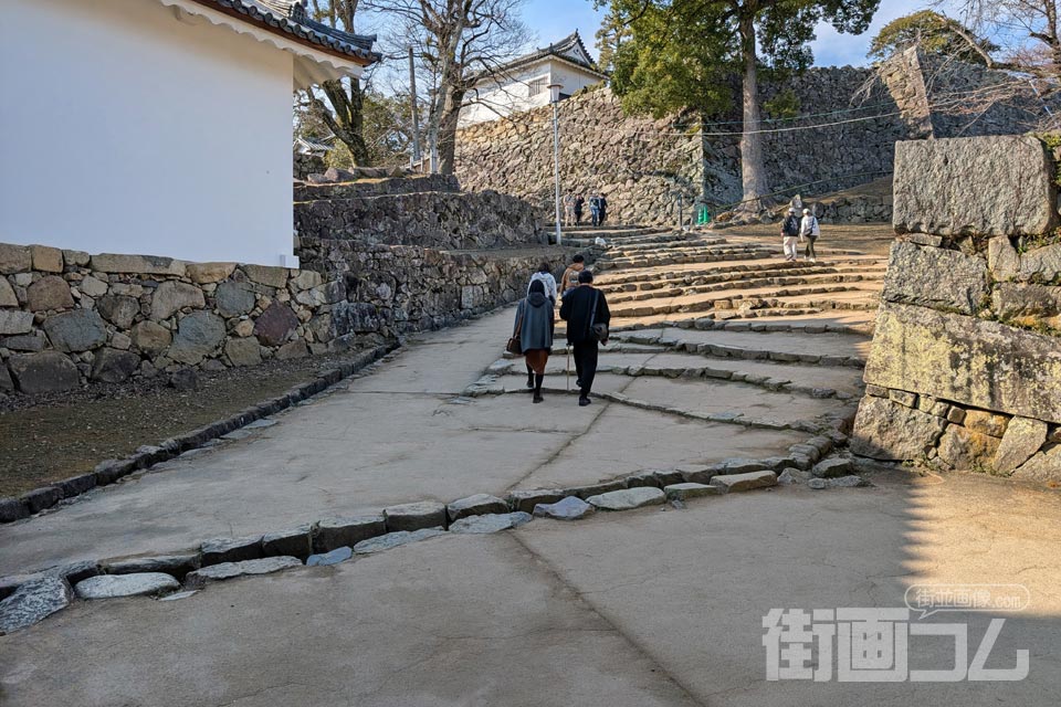天秤櫓をくぐったところ、さらに坂道が続く