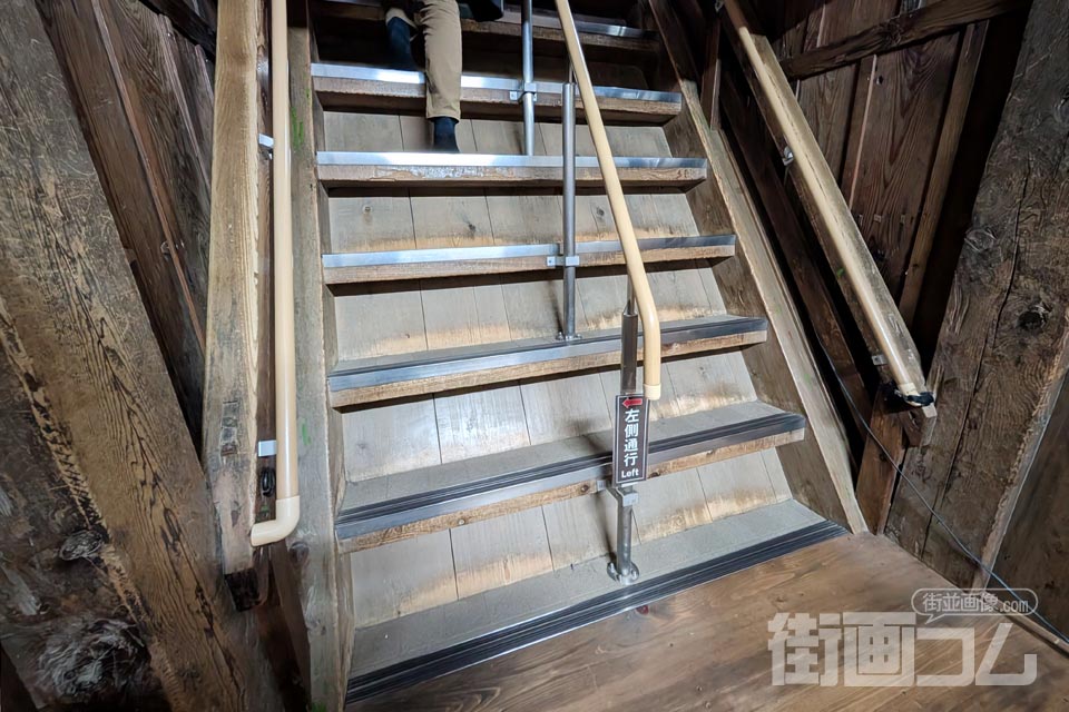 中に入ったらすぐに2階へ続く急な階段