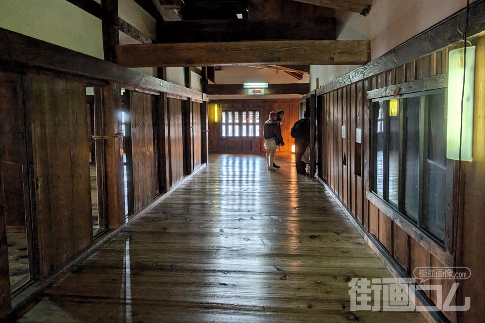 彦根城天守2階内部（現存天守らしく木造の廊下）