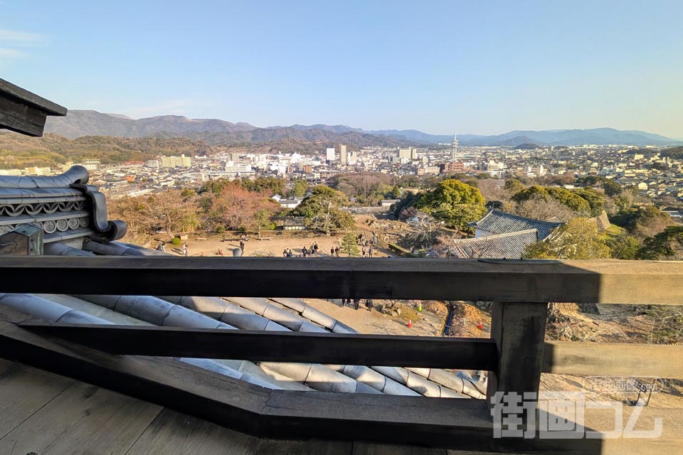 彦根城天守3階から本丸と彦根市内をのぞむ