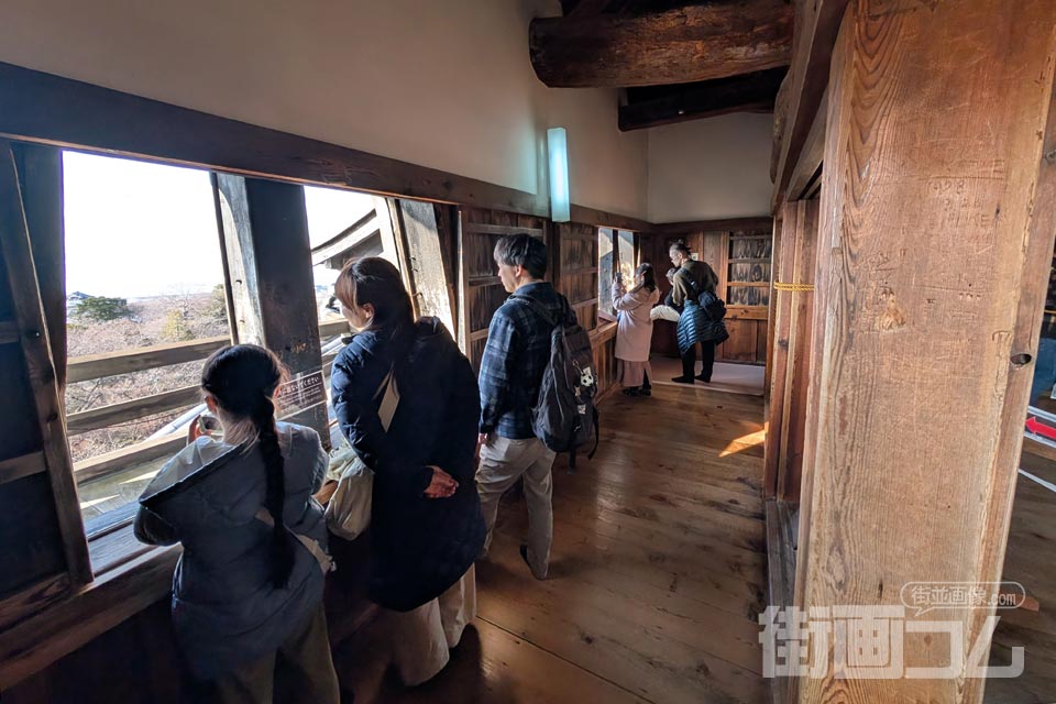 彦根城天守3階内部（窓からは景色がのぞめる）
