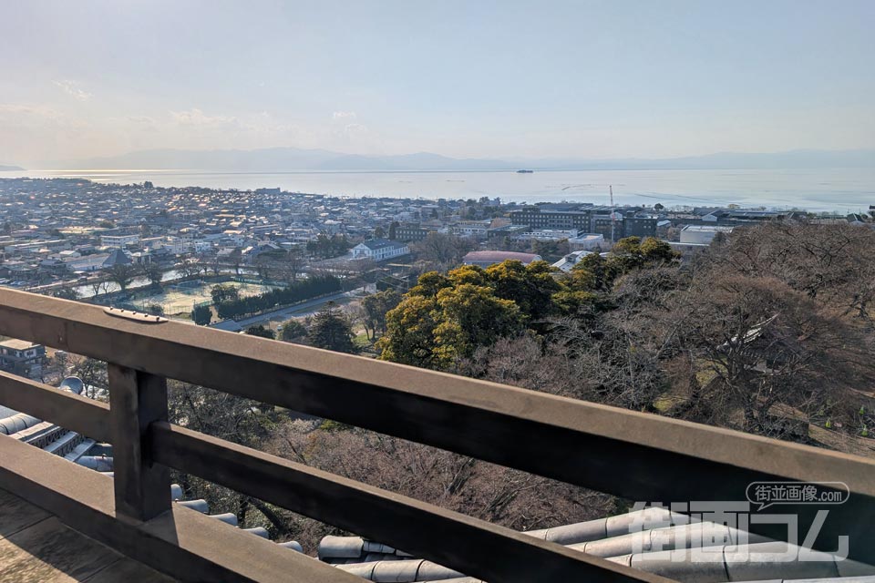彦根城天守3階から琵琶湖をのぞむ