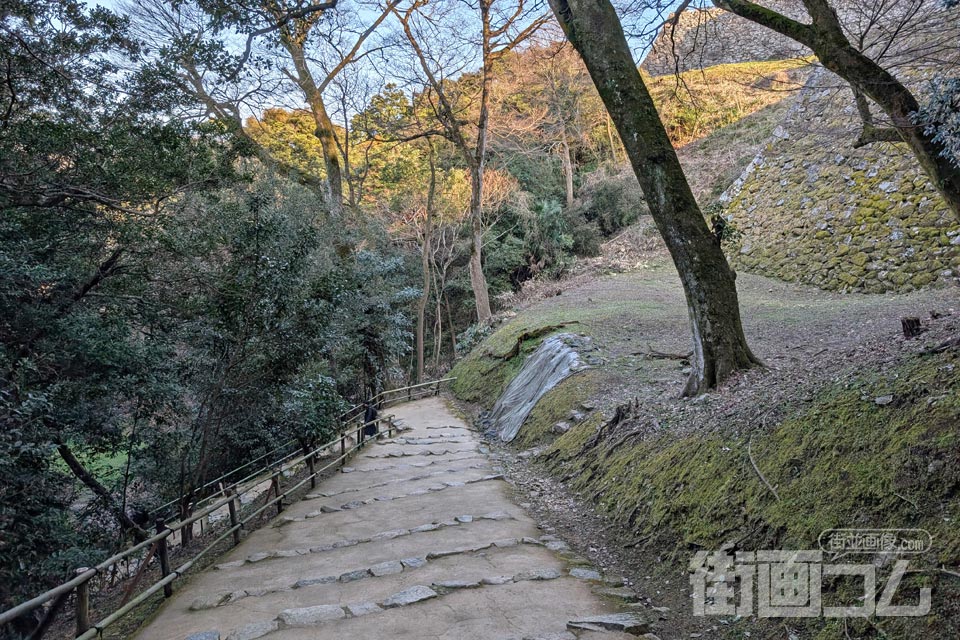 黒門橋方面へおりる坂道