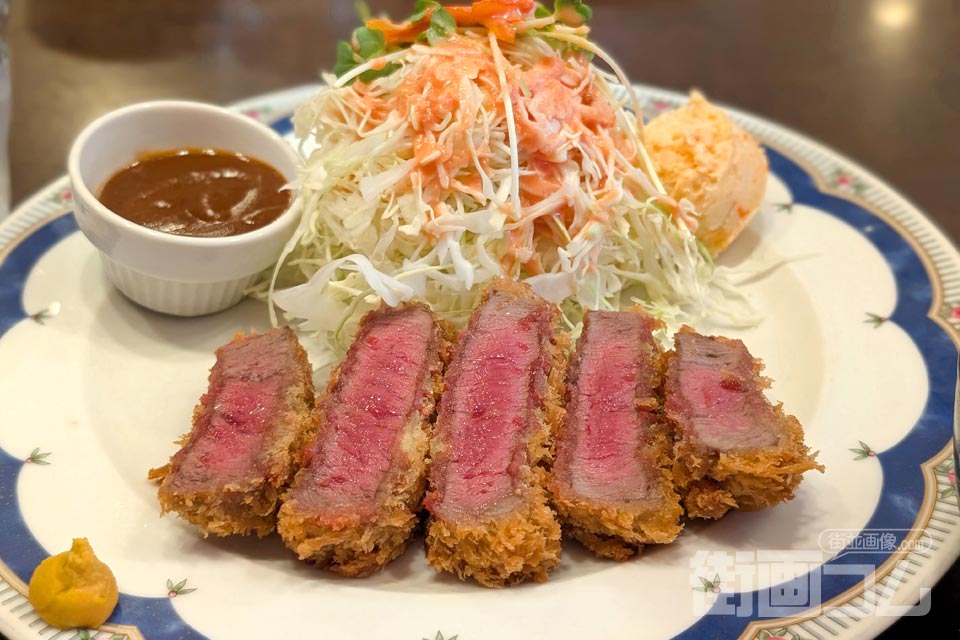 運ばれてきた「ヘレビーフカツ」