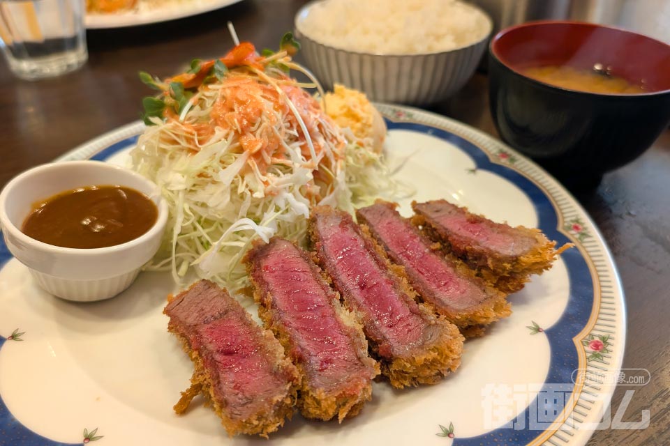 手前にヘレビーフカツ、奥にライスとみそ汁