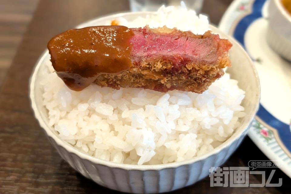 ライスの上にヘレビーフカツを一切れにのせた写真（大中小から選べるライス大）