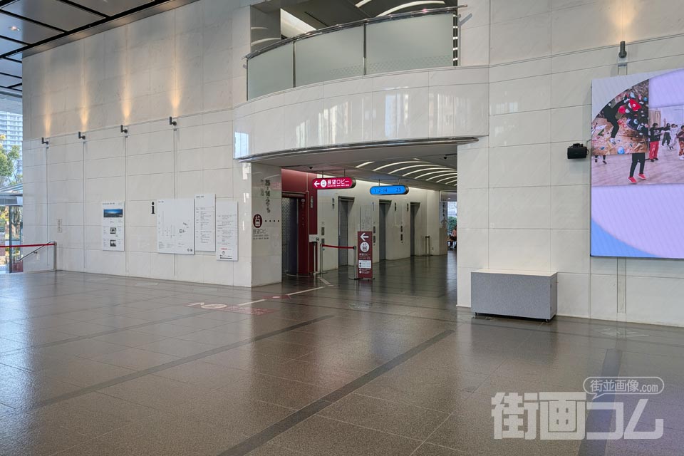 神戸市役所:正面玄関を入ってエレベーターホール