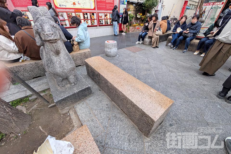 お店の前の広場で食べている人が多い様子