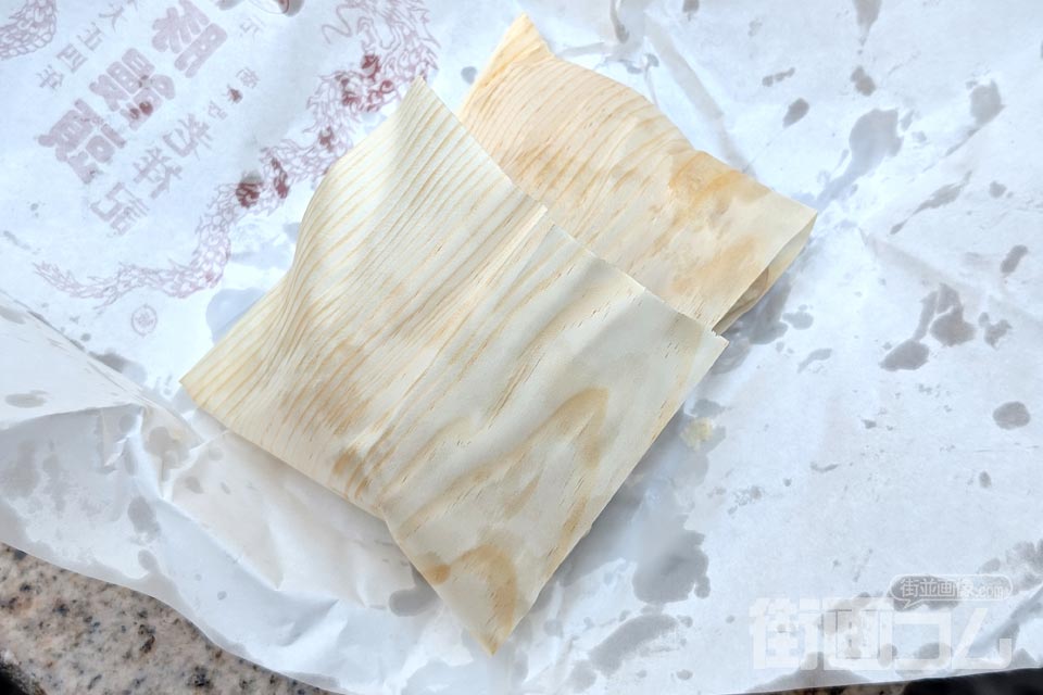 包みの内側の木製ラッピング