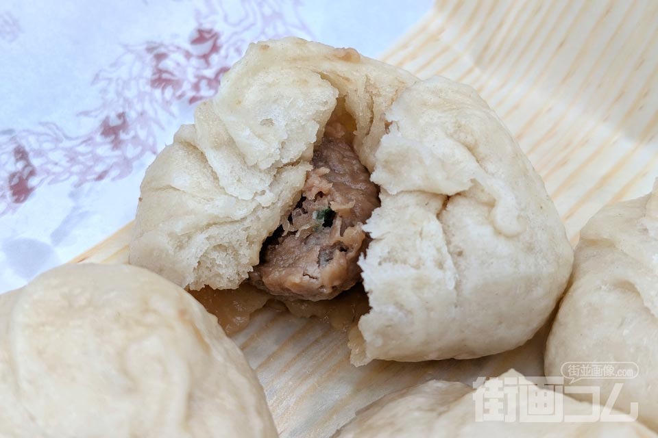 豚まんの生地を割ると中の餡が顔を出す