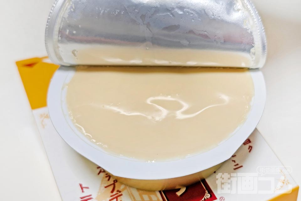 神戸プリンの容器の蓋フィルムをはがした状態