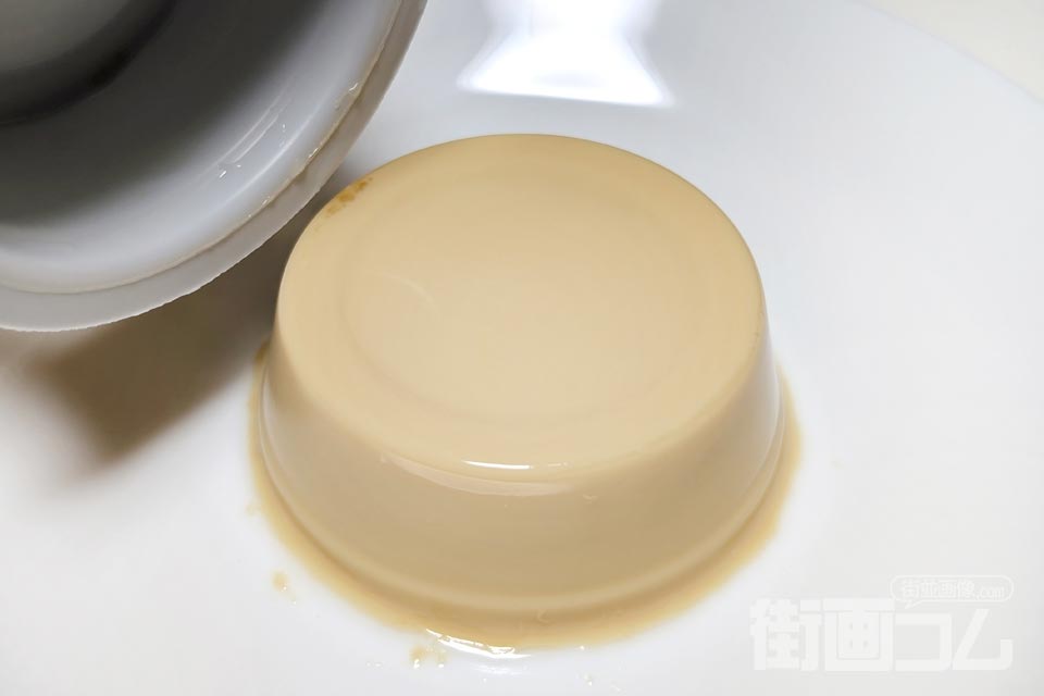 容器から皿にプリンの中身を取り出したところ