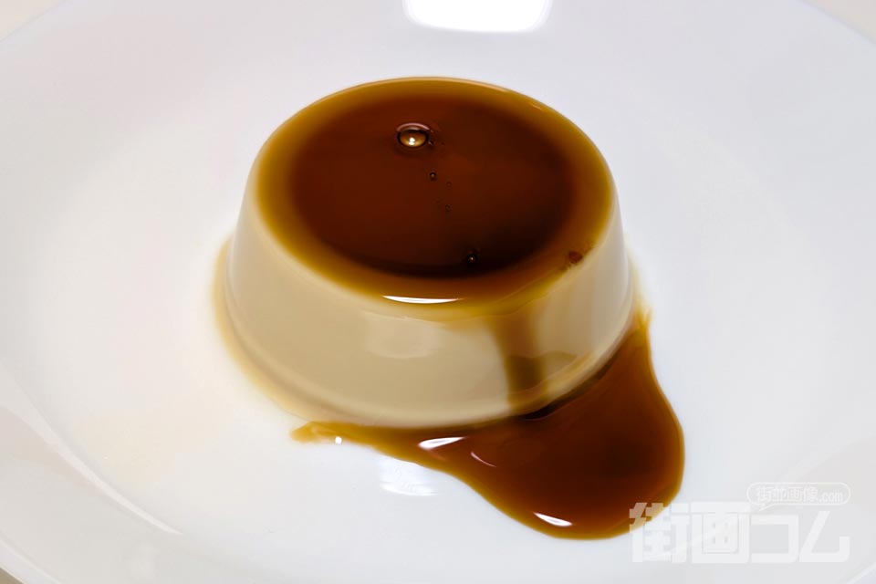 皿のプリンにカラメルソースをかけたところ
