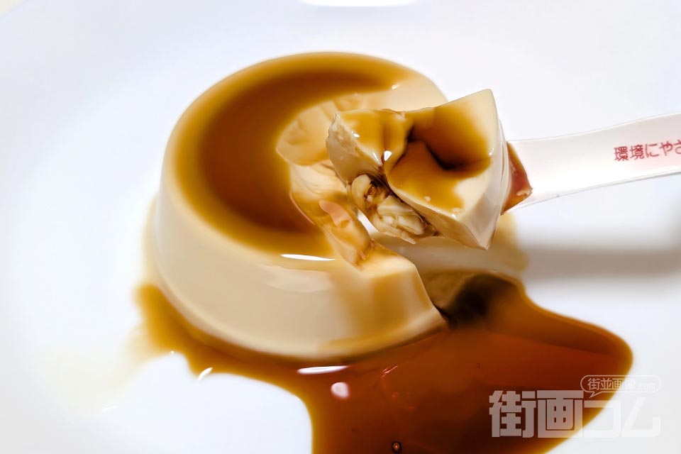 紙スプーンで神戸プリンをもう一口すくったところ