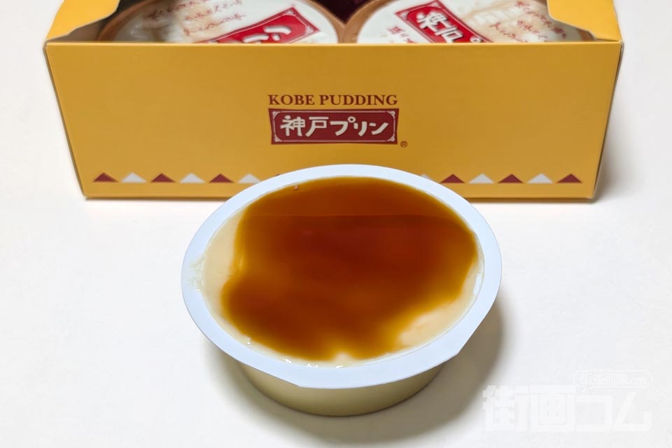 神戸プリンにカラメルソースをかけたところ